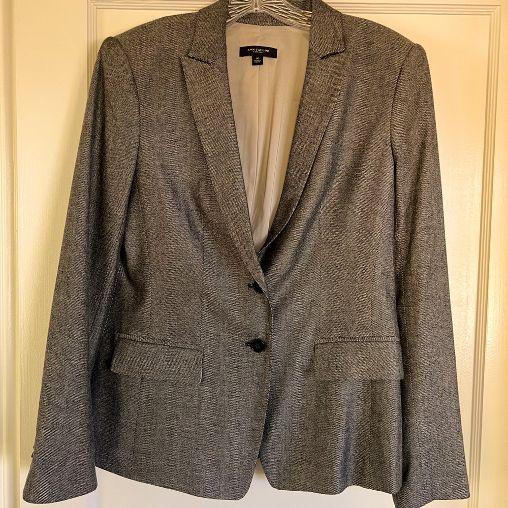 Ann Taylor Suit! Lightweight Gray Tweed, size 8 (pants)/size 10 (jacket)